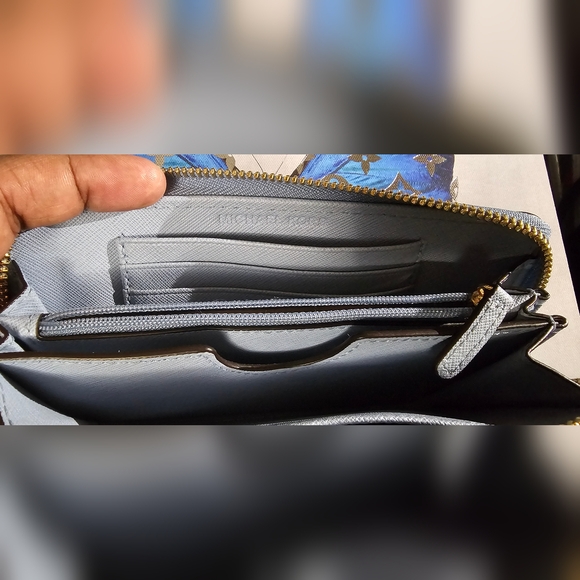 NWT Michael Kors wallet - Picture 8 of 10